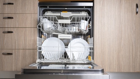 vaatwasser staat open met vaat erin